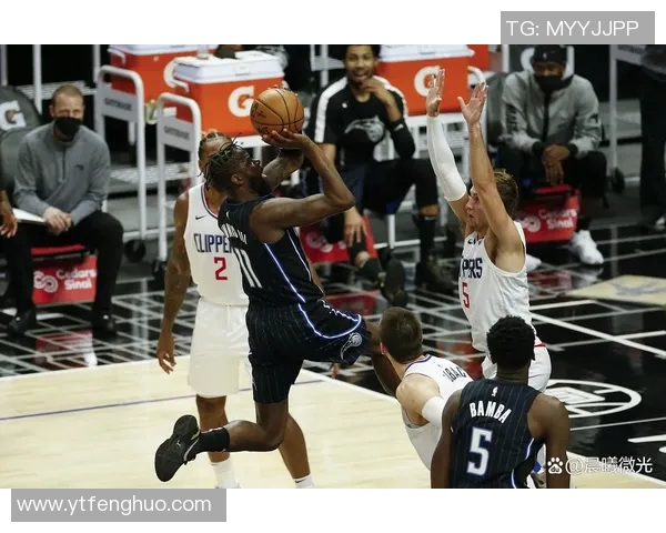 火箭与掘金在NBA夏季联赛中激战正酣年轻球员展现无限潜力